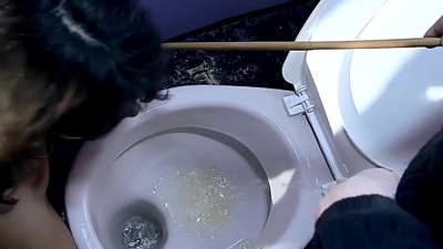 چوسنے پر مجبور